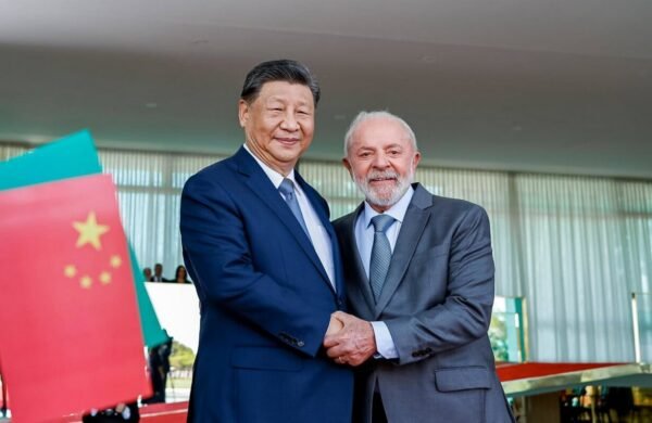 Los presidentes de Brasil, Luiz Inácio Lula da Silva, y de China, Xi Jinping, acordaron acelerar las negociaciones para concretar un acuerdo comercial entre China y el Mercosur, con el propósito de fortalecer el intercambio económico y ampliar la cooperación estratégica entre ambas partes. Durante una conversación telefónica de más de una hora, ambos mandatarios coincidieron en la necesidad de avanzar hacia un pacto que contemple las flexibilidades requeridas por los países del bloque sudamericano, integrado por Argentina, Brasil, Paraguay y Uruguay, mientras Bolivia culmina su proceso de adhesión. Lula reafirmó el compromiso de Brasil con la diversificación de mercados y socios comerciales, en medio de las medidas arancelarias impuestas por Estados Unidos a productos brasileños, y destacó que fortalecer los vínculos con China constituye una prioridad para impulsar el crecimiento económico. Además del comercio, ambos líderes acordaron ampliar la cooperación en áreas estratégicas como la inteligencia artificial, el desarrollo de satélites, el procesamiento de minerales críticos y el comercio de fertilizantes, sectores considerados clave para consolidar la alianza económica y tecnológica entre ambos países. En materia internacional, Lula y Xi expresaron preocupación por el aumento de los conflictos armados y sus efectos sobre la seguridad alimentaria y energética mundial. También manifestaron inquietud por la situación humanitaria en Gaza y respaldaron el papel del Grupo de Amigos de la Paz, promovido por Brasil y China, como mecanismo para impulsar negociaciones que contribuyan a poner fin a la guerra en Ucrania. Asimismo, ambos mandatarios cuestionaron la respuesta del Consejo de Seguridad de las Naciones Unidas frente a las crisis internacionales y advirtieron que el próximo secretario general de la ONU enfrentará un escenario global especialmente complejo.