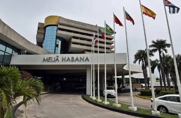 La cadena hotelera española Meliá Hotels International anunció que cesará a partir del 24 de julio todas sus operaciones en Cuba, donde administra 34 hoteles, debido a las dificultades operativas, legales, económicas y financieras que afectan al país tras las medidas impuestas por Estados Unidos. La decisión fue comunicada este martes a la Comisión Nacional del Mercado de Valores (CNMV) de España y será ejecutada por su filial portuguesa Ilha Bela Gestao e Turismo, responsable de la gestión de los establecimientos en la isla. Según explicó la compañía, las restricciones derivadas del embargo estadounidense han impedido mantener una estabilidad mínima para continuar sus operaciones, obligándola a suspender la prestación de servicios, el uso de sus marcas, la recepción de turistas y la cadena de suministro vinculada a los hoteles. Meliá informó que actualmente evalúa el impacto financiero que tendrá esta decisión, incluyendo una posible revisión del valor contable de sus activos en Cuba, información que dará a conocer al presentar los resultados correspondientes al primer semestre del año. La empresa aseguró que trabaja en un proceso de transición para reducir al máximo las consecuencias para empleados, proveedores y clientes. En mayo pasado, la hotelera ya había informado que había cerrado alrededor del 50 % de su capacidad operativa en Cuba debido a las dificultades provocadas por el endurecimiento de las sanciones estadounidenses y los problemas para acceder a combustible. Durante el primer trimestre de 2026, los hoteles de Meliá en la isla registraron una ocupación promedio de 34.1 %, una caída de 6.5 puntos porcentuales respecto al mismo período del año anterior y muy por debajo del promedio de ocupación del resto de la cadena, que alcanzó el 58.8 %.