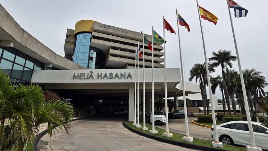 La cadena hotelera española Meliá Hotels International anunció que cesará a partir del 24 de julio todas sus operaciones en Cuba, donde administra 34 hoteles, debido a las dificultades operativas, legales, económicas y financieras que afectan al país tras las medidas impuestas por Estados Unidos. La decisión fue comunicada este martes a la Comisión Nacional del Mercado de Valores (CNMV) de España y será ejecutada por su filial portuguesa Ilha Bela Gestao e Turismo, responsable de la gestión de los establecimientos en la isla. Según explicó la compañía, las restricciones derivadas del embargo estadounidense han impedido mantener una estabilidad mínima para continuar sus operaciones, obligándola a suspender la prestación de servicios, el uso de sus marcas, la recepción de turistas y la cadena de suministro vinculada a los hoteles. Meliá informó que actualmente evalúa el impacto financiero que tendrá esta decisión, incluyendo una posible revisión del valor contable de sus activos en Cuba, información que dará a conocer al presentar los resultados correspondientes al primer semestre del año. La empresa aseguró que trabaja en un proceso de transición para reducir al máximo las consecuencias para empleados, proveedores y clientes. En mayo pasado, la hotelera ya había informado que había cerrado alrededor del 50 % de su capacidad operativa en Cuba debido a las dificultades provocadas por el endurecimiento de las sanciones estadounidenses y los problemas para acceder a combustible. Durante el primer trimestre de 2026, los hoteles de Meliá en la isla registraron una ocupación promedio de 34.1 %, una caída de 6.5 puntos porcentuales respecto al mismo período del año anterior y muy por debajo del promedio de ocupación del resto de la cadena, que alcanzó el 58.8 %.