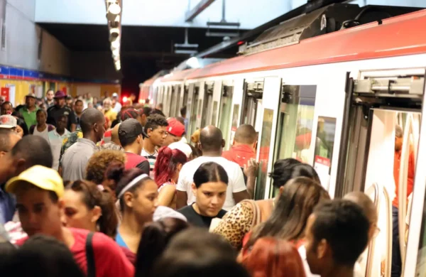 Escalera mecánica fuera de servicio en estación María Montez