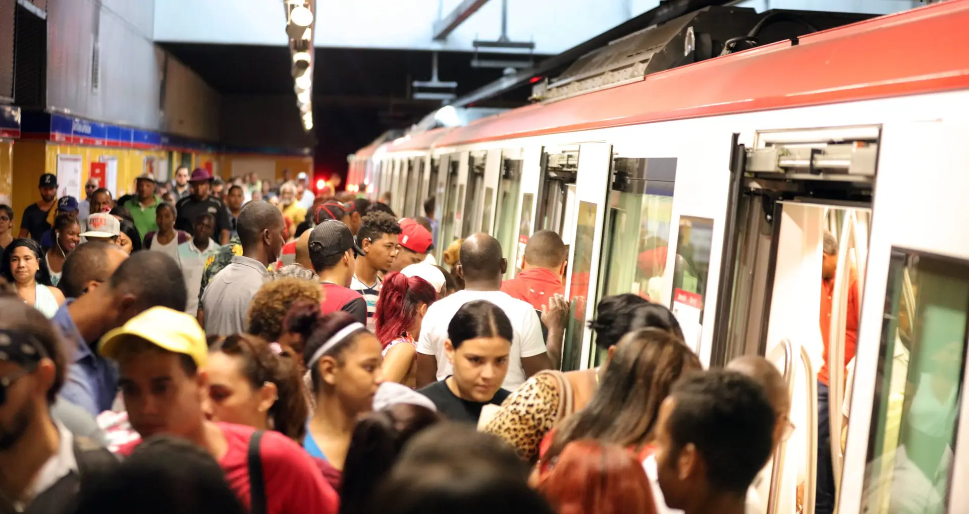 Escalera mecánica fuera de servicio en estación María Montez