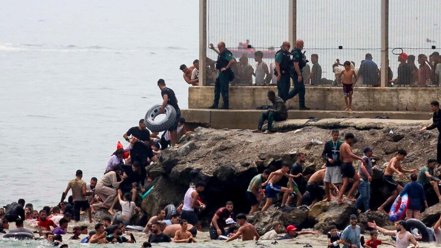 España despliega Ejército en Ceuta tras nueva oleada migratoria