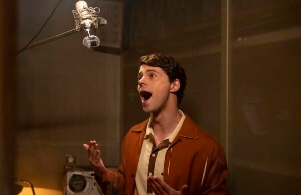 La plataforma Netflix anunció que el próximo 9 de octubre estrenará en España y Latinoamérica "Aquel", la serie biográfica inspirada en la vida y trayectoria del cantante español Raphael. La producción contará con ocho episodios que recorrerán la historia del artista, desde su infancia en la España de la posguerra hasta su consolidación como una de las figuras más importantes de la música en español, con escenarios que incluyen Madrid, Las Vegas, Moscú, París y Acapulco. El propio Raphael explicó que la serie no solo narra su historia personal, sino también más de seis décadas de carrera marcadas por momentos de éxito y desafíos que han definido su vida artística. El actor Javier Morgade interpretará al Raphael joven, mientras que Carlos Santos dará vida al cantante en su etapa adulta. El elenco también incluye a Francesco Carril, Natalia Varela, Pepa Aniorte y Manolo Caro. "Aquel" es una producción de DLO Producciones, en asociación con Caracol Televisión, y toma su nombre del emblemático tema "Yo soy aquel", una de las canciones más representativas del repertorio del intérprete, junto a éxitos como "Cuando tú no estás", "Qué sabe nadie", "Hablemos del amor", "Estar enamorado" y "Digan lo que digan".