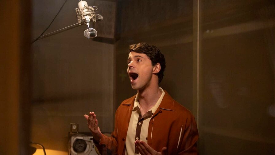 La plataforma Netflix anunció que el próximo 9 de octubre estrenará en España y Latinoamérica "Aquel", la serie biográfica inspirada en la vida y trayectoria del cantante español Raphael. La producción contará con ocho episodios que recorrerán la historia del artista, desde su infancia en la España de la posguerra hasta su consolidación como una de las figuras más importantes de la música en español, con escenarios que incluyen Madrid, Las Vegas, Moscú, París y Acapulco. El propio Raphael explicó que la serie no solo narra su historia personal, sino también más de seis décadas de carrera marcadas por momentos de éxito y desafíos que han definido su vida artística. El actor Javier Morgade interpretará al Raphael joven, mientras que Carlos Santos dará vida al cantante en su etapa adulta. El elenco también incluye a Francesco Carril, Natalia Varela, Pepa Aniorte y Manolo Caro. "Aquel" es una producción de DLO Producciones, en asociación con Caracol Televisión, y toma su nombre del emblemático tema "Yo soy aquel", una de las canciones más representativas del repertorio del intérprete, junto a éxitos como "Cuando tú no estás", "Qué sabe nadie", "Hablemos del amor", "Estar enamorado" y "Digan lo que digan".