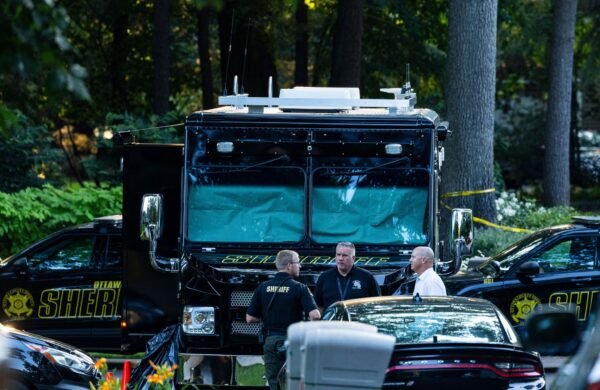 Las autoridades de Michigan confirmaron este martes que los ocho integrantes de una familia encontrados muertos dentro de una vivienda en llamas el pasado viernes no fallecieron a causa del incendio, sino por heridas de bala, en lo que fue catalogado como un caso de asesinato-suicidio. Investigación policial De acuerdo con una nota publicada por la agencia AP, las pesquisas determinaron que Kristopher Karolkiewicz, de 47 años, mató a tiros a su esposa Amanda Karolkiewicz, de 39, y a los seis hijos de la pareja, cuyas edades oscilaban entre los 5 y 15 años, antes de incendiar la vivienda y quitarse la vida. Los cuerpos fueron encontrados el pasado viernes, cuando equipos de emergencia acudieron al lugar tras recibir una llamada que alertaba sobre un incendio en la residencia familiar. “El fuego fue iniciado en distintos puntos de la vivienda”, explicó el capitán Jacob Sparks en un comunicado, aunque los investigadores aún trabajan para determinar el lugar exacto donde comenzó. Las mascotas de la familia también murieron durante el siniestro. Imagen pública de la familia El caso ha generado conmoción entre vecinos y conocidos, ya que la familia proyectaba una imagen pública de unión y cercanía. Amanda compartía aspectos de su vida familiar en un blog sobre crianza, donde relataba experiencias como madre y expresaba con frecuencia su fe cristiana. En ese espacio escribió que el nacimiento de su primer hijo, el 25 de abril de 2011, fue “el mejor día de mi vida (hasta ahora)”. También dedicó publicaciones a destacar el papel de su esposo como padre: “Mis hijos tienen ante sí el ejemplo real de un padre desinteresado, a imagen de Cristo”, escribió en 2015. Por su parte, Kristopher reflejaba públicamente una visión positiva de su matrimonio. En una publicación de Facebook realizada en 2019, con motivo de su décimo aniversario de bodas, expresó: “Soy un tipo con mucha suerte”. Contexto personal Antes de la tragedia, Amanda trabajaba como profesora sustituta en una escuela primaria del área de Grand Haven, mientras que Kristopher era descrito por conocidos como un hombre dedicado a su familia. La revelación de que se trató de un asesinato-suicidio ha impactado profundamente a la comunidad, que veía a los Karolkiewicz como un hogar ejemplar.