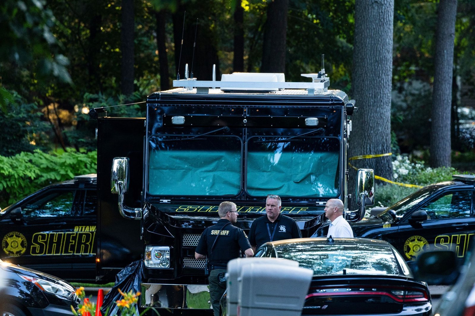 Las autoridades de Michigan confirmaron este martes que los ocho integrantes de una familia encontrados muertos dentro de una vivienda en llamas el pasado viernes no fallecieron a causa del incendio, sino por heridas de bala, en lo que fue catalogado como un caso de asesinato-suicidio. Investigación policial De acuerdo con una nota publicada por la agencia AP, las pesquisas determinaron que Kristopher Karolkiewicz, de 47 años, mató a tiros a su esposa Amanda Karolkiewicz, de 39, y a los seis hijos de la pareja, cuyas edades oscilaban entre los 5 y 15 años, antes de incendiar la vivienda y quitarse la vida. Los cuerpos fueron encontrados el pasado viernes, cuando equipos de emergencia acudieron al lugar tras recibir una llamada que alertaba sobre un incendio en la residencia familiar. “El fuego fue iniciado en distintos puntos de la vivienda”, explicó el capitán Jacob Sparks en un comunicado, aunque los investigadores aún trabajan para determinar el lugar exacto donde comenzó. Las mascotas de la familia también murieron durante el siniestro. Imagen pública de la familia El caso ha generado conmoción entre vecinos y conocidos, ya que la familia proyectaba una imagen pública de unión y cercanía. Amanda compartía aspectos de su vida familiar en un blog sobre crianza, donde relataba experiencias como madre y expresaba con frecuencia su fe cristiana. En ese espacio escribió que el nacimiento de su primer hijo, el 25 de abril de 2011, fue “el mejor día de mi vida (hasta ahora)”. También dedicó publicaciones a destacar el papel de su esposo como padre: “Mis hijos tienen ante sí el ejemplo real de un padre desinteresado, a imagen de Cristo”, escribió en 2015. Por su parte, Kristopher reflejaba públicamente una visión positiva de su matrimonio. En una publicación de Facebook realizada en 2019, con motivo de su décimo aniversario de bodas, expresó: “Soy un tipo con mucha suerte”. Contexto personal Antes de la tragedia, Amanda trabajaba como profesora sustituta en una escuela primaria del área de Grand Haven, mientras que Kristopher era descrito por conocidos como un hombre dedicado a su familia. La revelación de que se trató de un asesinato-suicidio ha impactado profundamente a la comunidad, que veía a los Karolkiewicz como un hogar ejemplar.