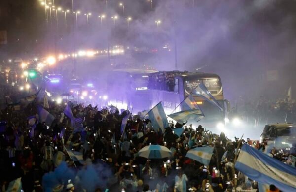 La derrota de Argentina frente a España en la final del Mundial 2026 no solo dejó el golpe deportivo para la Albiceleste, sino que reabrió un debate que se extendió durante todo el torneo: ¿por qué tantos aficionados alrededor del mundo celebraron la caída de la selección liderada por Lionel Messi? Mientras algunos atribuyen el rechazo a la imagen de un equipo considerado arrogante, provocador o excesivamente agresivo dentro del campo, otros sostienen que existe una confusión entre la soberbia y el orgullo que caracteriza a una selección acostumbrada a competir por títulos. "Tenemos algún mérito en que no nos quieran mucho, por esto de ser agrandados", reconoció el abogado argentino Leo Simone, aunque su esposa defendió que "confunden arrogancia con orgullo". Durante el Mundial, además de las críticas por supuestos fallos arbitrales favorables, la selección argentina volvió a estar en el centro de la polémica tras una final marcada por fuertes entradas, discusiones y el gesto del plantel de dar la espalda durante la premiación de España. El diario The New York Times describió el comportamiento del equipo como "irritable, caprichoso y desagradable", mientras que periodistas argentinos defendieron la actitud de la Albiceleste como parte de su identidad competitiva. El periodista deportivo Ezequiel Fernández Moores consideró que la cultura futbolística argentina fomenta desde edades tempranas una fuerte obsesión por ganar, aunque admitió que en ocasiones el país proyecta una imagen de sentirse "el centro del mundo". El debate también trascendió el ámbito deportivo cuando el actor estadounidense Samuel L. Jackson compartió información falsa en redes sociales sobre un supuesto carácter racista de Argentina, lo que reavivó discusiones sobre episodios discriminatorios ocurridos en el fútbol sudamericano. El sociólogo Iván Schuliaquer reconoció que existen antecedentes de conductas racistas que no deben minimizarse, aunque cuestionó que algunos sectores extrapolen esos casos para definir a toda la sociedad argentina. Pese a la derrota, figuras como Rodrigo de Paul aseguraron que las críticas fortalecen el vínculo entre la selección y sus aficionados. "Hoy miro cuánta gente esperaba esta caída", escribió el mediocampista en sus redes sociales. Al mismo tiempo, Argentina mantiene una amplia base de seguidores fuera de sus fronteras. Aficionados en países como India, Bangladés y Venezuela continúan respaldando a la Albiceleste, destacando tanto su historia futbolística como la integración que ofrece el país a quienes lo eligen como hogar.