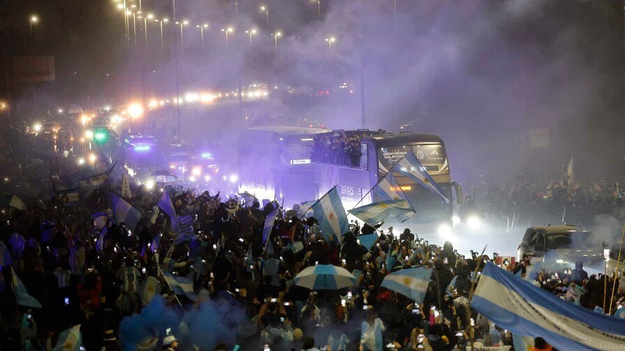 La derrota de Argentina frente a España en la final del Mundial 2026 no solo dejó el golpe deportivo para la Albiceleste, sino que reabrió un debate que se extendió durante todo el torneo: ¿por qué tantos aficionados alrededor del mundo celebraron la caída de la selección liderada por Lionel Messi? Mientras algunos atribuyen el rechazo a la imagen de un equipo considerado arrogante, provocador o excesivamente agresivo dentro del campo, otros sostienen que existe una confusión entre la soberbia y el orgullo que caracteriza a una selección acostumbrada a competir por títulos. "Tenemos algún mérito en que no nos quieran mucho, por esto de ser agrandados", reconoció el abogado argentino Leo Simone, aunque su esposa defendió que "confunden arrogancia con orgullo". Durante el Mundial, además de las críticas por supuestos fallos arbitrales favorables, la selección argentina volvió a estar en el centro de la polémica tras una final marcada por fuertes entradas, discusiones y el gesto del plantel de dar la espalda durante la premiación de España. El diario The New York Times describió el comportamiento del equipo como "irritable, caprichoso y desagradable", mientras que periodistas argentinos defendieron la actitud de la Albiceleste como parte de su identidad competitiva. El periodista deportivo Ezequiel Fernández Moores consideró que la cultura futbolística argentina fomenta desde edades tempranas una fuerte obsesión por ganar, aunque admitió que en ocasiones el país proyecta una imagen de sentirse "el centro del mundo". El debate también trascendió el ámbito deportivo cuando el actor estadounidense Samuel L. Jackson compartió información falsa en redes sociales sobre un supuesto carácter racista de Argentina, lo que reavivó discusiones sobre episodios discriminatorios ocurridos en el fútbol sudamericano. El sociólogo Iván Schuliaquer reconoció que existen antecedentes de conductas racistas que no deben minimizarse, aunque cuestionó que algunos sectores extrapolen esos casos para definir a toda la sociedad argentina. Pese a la derrota, figuras como Rodrigo de Paul aseguraron que las críticas fortalecen el vínculo entre la selección y sus aficionados. "Hoy miro cuánta gente esperaba esta caída", escribió el mediocampista en sus redes sociales. Al mismo tiempo, Argentina mantiene una amplia base de seguidores fuera de sus fronteras. Aficionados en países como India, Bangladés y Venezuela continúan respaldando a la Albiceleste, destacando tanto su historia futbolística como la integración que ofrece el país a quienes lo eligen como hogar.