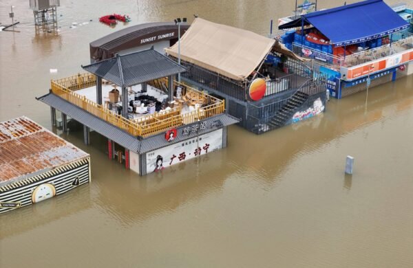 China sufrió inundaciones y rotura de embalses tras paso de Maysak