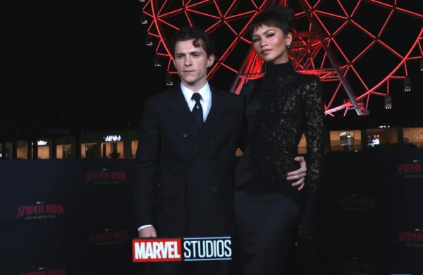 Los actores Tom Holland y Zendaya presentaron este lunes en la Ciudad de México Spider-Man: Brand New Day, la nueva entrega del superhéroe de Marvel, que llegará a los cines internacionales el próximo 29 de julio. Durante la alfombra roja, celebrada en el parque Chapultepec, Zendaya destacó que el mayor atractivo del personaje radica en su humanidad. "Lo que hace a Spider-Man tan especial es lo humano que es. Puede ser tu padre, tu hermano, tu primo o tu mejor amigo", expresó la actriz. La pareja, que volvió a compartir protagonismo en la franquicia, apareció junto al director Destin Daniel Cretton, responsable de Shang-Chi y la leyenda de los Diez Anillos (2021), y agradeció el recibimiento del público mexicano. "Estamos muy emocionados de estar aquí", afirmó Holland, mientras Zendaya calificó la presentación de la película como "uno de los momentos más reconfortantes" de su carrera. En Spider-Man: Brand New Day, Peter Parker deberá recuperar la confianza de sus amigos y de MJ, interpretada por Zendaya, tras los acontecimientos de Spider-Man: No Way Home (2021), mientras intenta protegerlos sin revelar nuevamente su identidad como el héroe arácnido. Durante el evento, Holland también destacó el aprendizaje obtenido al trabajar junto a figuras como Robert Downey Jr., Benedict Cumberbatch y Mark Ruffalo, a quienes definió como referentes dentro del Universo Cinematográfico de Marvel. El actor británico adelantó además que esta será la entrega "más fresca, única y llena de acción" de la saga, con secuencias de alto riesgo y un personaje más maduro que en las películas anteriores.