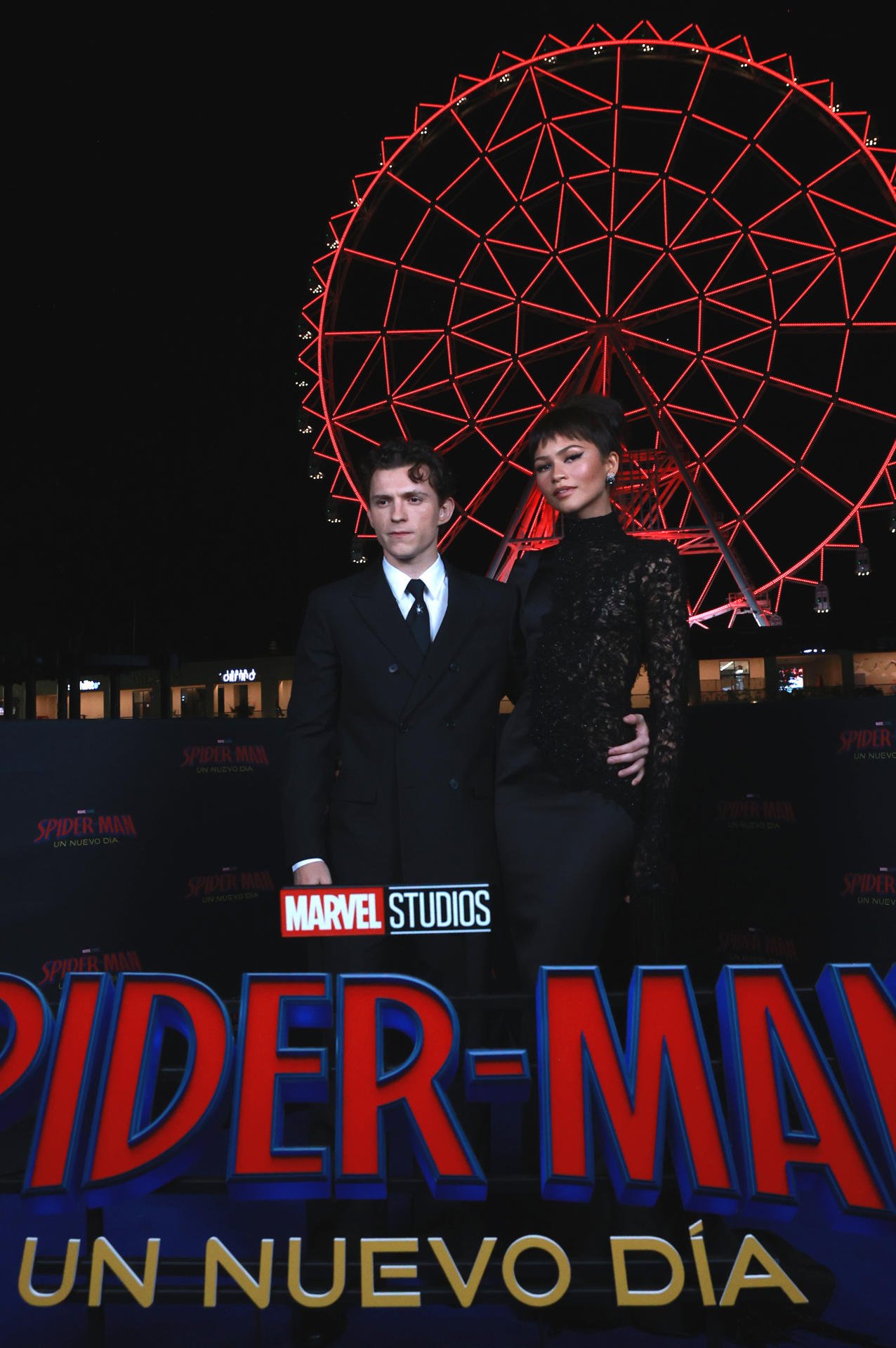 Los actores Tom Holland y Zendaya presentaron este lunes en la Ciudad de México Spider-Man: Brand New Day, la nueva entrega del superhéroe de Marvel, que llegará a los cines internacionales el próximo 29 de julio. Durante la alfombra roja, celebrada en el parque Chapultepec, Zendaya destacó que el mayor atractivo del personaje radica en su humanidad. "Lo que hace a Spider-Man tan especial es lo humano que es. Puede ser tu padre, tu hermano, tu primo o tu mejor amigo", expresó la actriz. La pareja, que volvió a compartir protagonismo en la franquicia, apareció junto al director Destin Daniel Cretton, responsable de Shang-Chi y la leyenda de los Diez Anillos (2021), y agradeció el recibimiento del público mexicano. "Estamos muy emocionados de estar aquí", afirmó Holland, mientras Zendaya calificó la presentación de la película como "uno de los momentos más reconfortantes" de su carrera. En Spider-Man: Brand New Day, Peter Parker deberá recuperar la confianza de sus amigos y de MJ, interpretada por Zendaya, tras los acontecimientos de Spider-Man: No Way Home (2021), mientras intenta protegerlos sin revelar nuevamente su identidad como el héroe arácnido. Durante el evento, Holland también destacó el aprendizaje obtenido al trabajar junto a figuras como Robert Downey Jr., Benedict Cumberbatch y Mark Ruffalo, a quienes definió como referentes dentro del Universo Cinematográfico de Marvel. El actor británico adelantó además que esta será la entrega "más fresca, única y llena de acción" de la saga, con secuencias de alto riesgo y un personaje más maduro que en las películas anteriores.