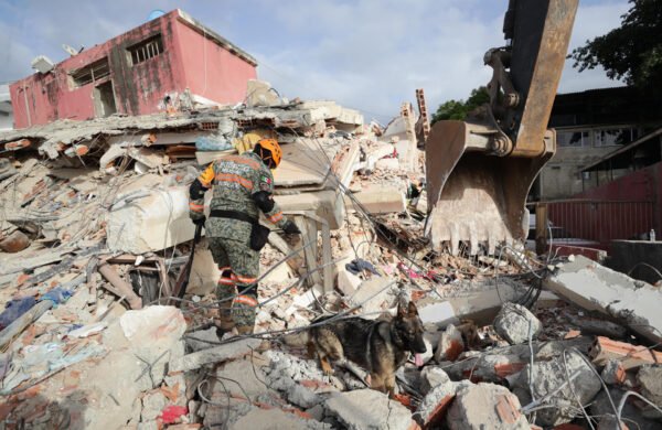 Once días después, La Guaira se centra en remover escombros