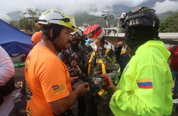 Padre de Fabio mantiene esperanza tras nueve días bajo escombros
