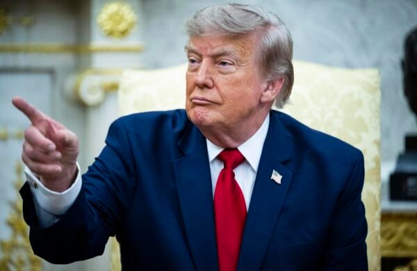 El presidente de Estados Unidos, Donald Trump, criticó este miércoles la decisión del estado de Nueva York de establecer una moratoria para la construcción de nuevos centros de datos de gran escala, medida que busca reducir el impacto ambiental y comunitario de estas instalaciones. Críticas de Trump “Por motivos políticos, la gobernadora Kathy Hochul ha cancelado todos los proyectos de centros de datos que estaban en construcción o previstos para el estado de Nueva York. Ahora, estados como Alabama, Florida, Texas, Arizona y muchos otros compiten por atraer a estas empresas. Tanto los impuestos como los empleos que generan equivalen a ‘oro líquido’”, escribió Trump en su red Truth Social. El mandatario aseguró que la decisión es “nefasta” y que los beneficios económicos terminarán fluyendo hacia estados republicanos y algunos demócratas, donde los centros de datos son vistos como fuentes de rentabilidad y creación de empleos. La moratoria de Hochul El martes, la gobernadora Kathy Hochul firmó una orden ejecutiva que establece la primera moratoria en Estados Unidos para la construcción de centros de datos a gran escala. La pausa, que se mantendrá vigente hasta por un año, suspenderá la emisión de permisos ambientales estatales mientras se desarrolla un marco regulatorio integral para proteger la red eléctrica, el medio ambiente y a los consumidores frente a los altos costos de los servicios públicos. Argumentos de Trump Trump defendió que los centros de datos “deben costear su propio suministro de agua y electricidad, y cualquier excedente revierte en el estado y en la comunidad local”, aunque esta afirmación no está respaldada por ninguna norma federal vigente. Su Gobierno ha impulsado propuestas de legislación nacional para regular el sector y prevalecer sobre normativas estatales, pero ninguna ha prosperado en el Congreso. “Los centros de datos representan uno de los principales motores de empleo para el futuro. Nueva York debería cambiar su política inmediatamente”, subrayó, antes de advertir que no se debe permitir que “los demócratas de la izquierda radical hagan que perdamos centros de datos, inteligencia artificial y toda esta increíble tecnología nueva en favor de China y otros países”. Contexto tecnológico El rápido avance de la inteligencia artificial (IA) ha disparado la demanda de centros de datos, que requieren grandes cantidades de energía y agua para operar. Nueva York se convirtió en el primer estado en imponer una moratoria, mientras otros estados buscan atraer estas inversiones con incentivos fiscales y regulaciones más flexibles.