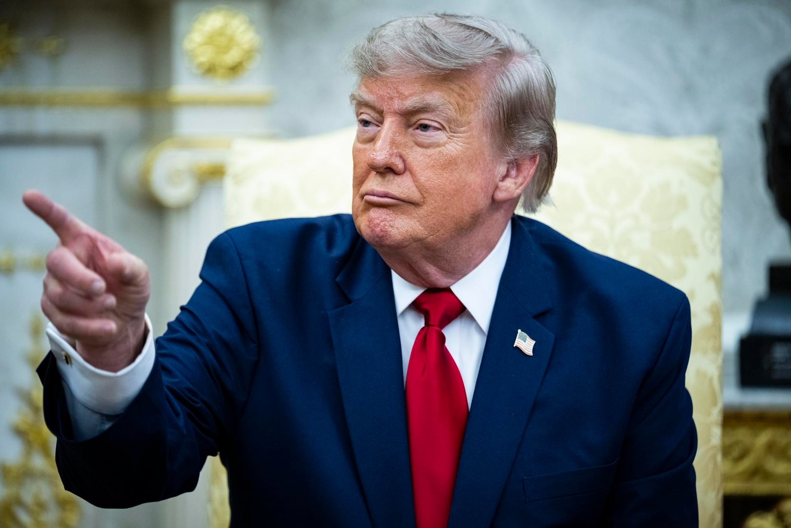 El presidente de Estados Unidos, Donald Trump, criticó este miércoles la decisión del estado de Nueva York de establecer una moratoria para la construcción de nuevos centros de datos de gran escala, medida que busca reducir el impacto ambiental y comunitario de estas instalaciones. Críticas de Trump “Por motivos políticos, la gobernadora Kathy Hochul ha cancelado todos los proyectos de centros de datos que estaban en construcción o previstos para el estado de Nueva York. Ahora, estados como Alabama, Florida, Texas, Arizona y muchos otros compiten por atraer a estas empresas. Tanto los impuestos como los empleos que generan equivalen a ‘oro líquido’”, escribió Trump en su red Truth Social. El mandatario aseguró que la decisión es “nefasta” y que los beneficios económicos terminarán fluyendo hacia estados republicanos y algunos demócratas, donde los centros de datos son vistos como fuentes de rentabilidad y creación de empleos. La moratoria de Hochul El martes, la gobernadora Kathy Hochul firmó una orden ejecutiva que establece la primera moratoria en Estados Unidos para la construcción de centros de datos a gran escala. La pausa, que se mantendrá vigente hasta por un año, suspenderá la emisión de permisos ambientales estatales mientras se desarrolla un marco regulatorio integral para proteger la red eléctrica, el medio ambiente y a los consumidores frente a los altos costos de los servicios públicos. Argumentos de Trump Trump defendió que los centros de datos “deben costear su propio suministro de agua y electricidad, y cualquier excedente revierte en el estado y en la comunidad local”, aunque esta afirmación no está respaldada por ninguna norma federal vigente. Su Gobierno ha impulsado propuestas de legislación nacional para regular el sector y prevalecer sobre normativas estatales, pero ninguna ha prosperado en el Congreso. “Los centros de datos representan uno de los principales motores de empleo para el futuro. Nueva York debería cambiar su política inmediatamente”, subrayó, antes de advertir que no se debe permitir que “los demócratas de la izquierda radical hagan que perdamos centros de datos, inteligencia artificial y toda esta increíble tecnología nueva en favor de China y otros países”. Contexto tecnológico El rápido avance de la inteligencia artificial (IA) ha disparado la demanda de centros de datos, que requieren grandes cantidades de energía y agua para operar. Nueva York se convirtió en el primer estado en imponer una moratoria, mientras otros estados buscan atraer estas inversiones con incentivos fiscales y regulaciones más flexibles.