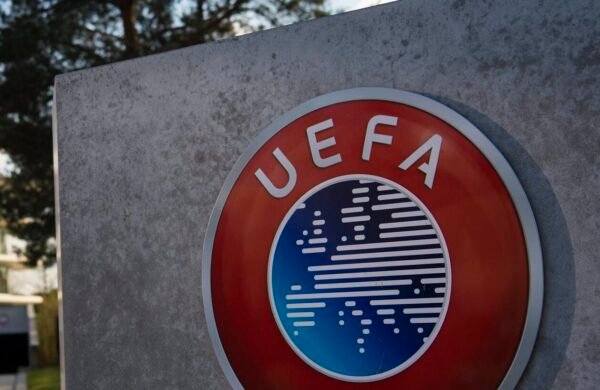UEFA acusa a FIFA de usar el fútbol para enriquecerse