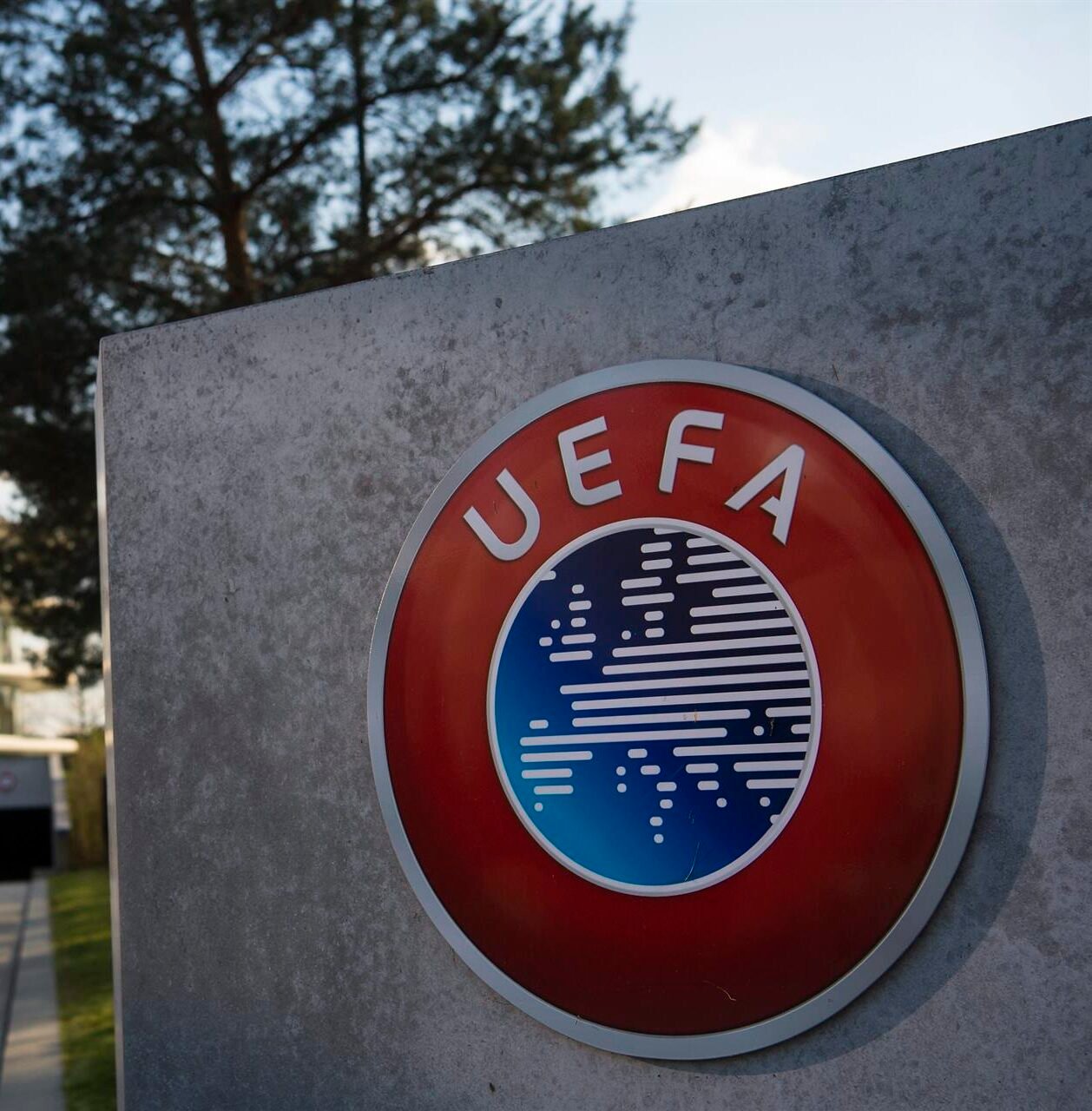 UEFA acusa a FIFA de usar el fútbol para enriquecerse