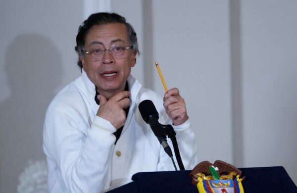 El Pacto Histórico, partido del presidente saliente Gustavo Petro, anunció este domingo que ejercerá una oposición “democrática, firme, responsable y alternativa” al Gobierno del mandatario electo Abelardo de la Espriella, cuyas funciones comenzarán tras el cambio de mando en Colombia. En un comunicado, la organización política informó que las decisiones estratégicas de su bancada en el Congreso, que se instalará este lunes, serán adoptadas de manera conjunta y estarán orientadas a realizar control político, presentar iniciativas legislativas y construir consensos en favor de un proyecto de transformaciones democráticas. El Pacto Histórico contará con la bancada más numerosa del Congreso colombiano, con 26 escaños en el Senado y 42 en la Cámara de Representantes. Le siguen el Centro Democrático, con 30 curules en total, y el Partido Liberal, con 26. La organización también aseguró que defenderá el legado del Gobierno de Petro y las reformas impulsadas durante su mandato, además de respaldar el derecho a la participación ciudadana, la movilización y la protesta social como expresiones legítimas de la democracia. Durante un acto público celebrado el sábado en Tunja, el exsenador y excandidato presidencial Iván Cepeda propuso que Gustavo Petro asuma la presidencia del Pacto Histórico una vez concluya su mandato el próximo 7 de agosto, al considerar que continuará siendo el principal referente del progresismo colombiano. Asimismo, el partido solicitó que las nuevas mesas directivas del Senado y la Cámara de Representantes, cuya elección está prevista para este lunes, garanticen los derechos de la oposición, el pluralismo y la libre deliberación, al tiempo que rechazó cualquier forma de persecución o exclusión por motivos políticos. Para la presidencia del Senado figuran como principales aspirantes Alfredo Deluque, del Partido de la U, y Honorio Henríquez, del Centro Democrático, mientras que para dirigir la Cámara de Representantes el favorito es el congresista Daniel Briceño, del uribismo.
