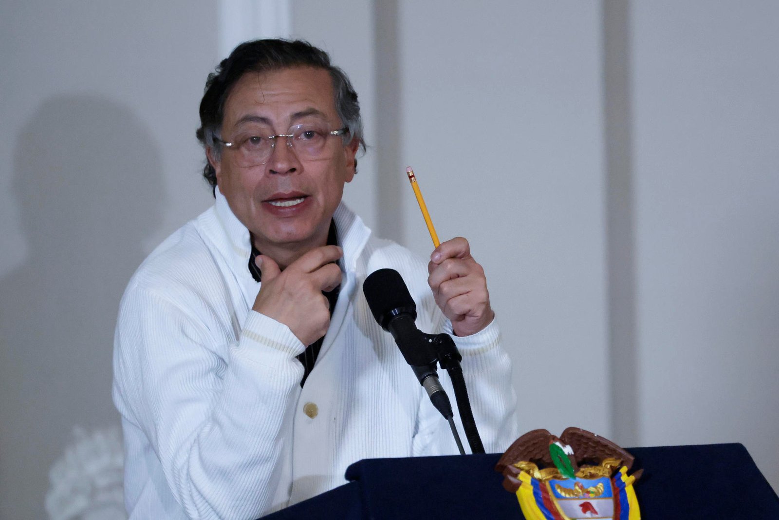 El Pacto Histórico, partido del presidente saliente Gustavo Petro, anunció este domingo que ejercerá una oposición “democrática, firme, responsable y alternativa” al Gobierno del mandatario electo Abelardo de la Espriella, cuyas funciones comenzarán tras el cambio de mando en Colombia. En un comunicado, la organización política informó que las decisiones estratégicas de su bancada en el Congreso, que se instalará este lunes, serán adoptadas de manera conjunta y estarán orientadas a realizar control político, presentar iniciativas legislativas y construir consensos en favor de un proyecto de transformaciones democráticas. El Pacto Histórico contará con la bancada más numerosa del Congreso colombiano, con 26 escaños en el Senado y 42 en la Cámara de Representantes. Le siguen el Centro Democrático, con 30 curules en total, y el Partido Liberal, con 26. La organización también aseguró que defenderá el legado del Gobierno de Petro y las reformas impulsadas durante su mandato, además de respaldar el derecho a la participación ciudadana, la movilización y la protesta social como expresiones legítimas de la democracia. Durante un acto público celebrado el sábado en Tunja, el exsenador y excandidato presidencial Iván Cepeda propuso que Gustavo Petro asuma la presidencia del Pacto Histórico una vez concluya su mandato el próximo 7 de agosto, al considerar que continuará siendo el principal referente del progresismo colombiano. Asimismo, el partido solicitó que las nuevas mesas directivas del Senado y la Cámara de Representantes, cuya elección está prevista para este lunes, garanticen los derechos de la oposición, el pluralismo y la libre deliberación, al tiempo que rechazó cualquier forma de persecución o exclusión por motivos políticos. Para la presidencia del Senado figuran como principales aspirantes Alfredo Deluque, del Partido de la U, y Honorio Henríquez, del Centro Democrático, mientras que para dirigir la Cámara de Representantes el favorito es el congresista Daniel Briceño, del uribismo.