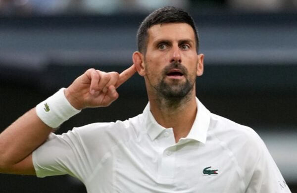 Djokovic avanza a tercera ronda en Wimbledon tras vencer a Tsitsipas