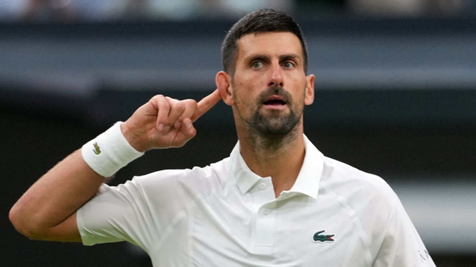 Djokovic avanza a tercera ronda en Wimbledon tras vencer a Tsitsipas