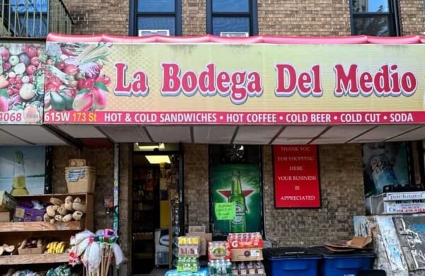 El alcalde de Nueva York, Zohran Mamdani, anunció que los cinco supermercados municipales que estarán en funcionamiento antes de 2029 ofrecerán un 30 % de descuento en productos de la canasta básica para todos los consumidores, sin importar su nivel de ingresos, como parte de un plan para combatir el alto costo de los alimentos. Según explicó el alcalde, la medida permitirá un ahorro estimado de 90 dólares mensuales, equivalente a unos 1,000 dólares al año por familia. Los establecimientos venderán frutas, vegetales, carnes, mariscos, lácteos y otros productos esenciales a precios reducidos. El primer supermercado abrirá a finales de 2027 en Hunts Point, El Bronx, seguido por otro en La Marqueta, en Harlem. Los restantes estarán ubicados en Brooklyn, Queens y Staten Island, aunque sus localizaciones aún no han sido definidas. El proyecto, valorado en 70 millones de dólares, forma parte del plan "NYC Groceries: Una receta para la asequibilidad", con el que la administración municipal busca facilitar el acceso a alimentos a precios más bajos. La ciudad establecerá los estándares y supervisará el funcionamiento de los supermercados, mientras que operadores privados se encargarán de su administración. La iniciativa ha generado rechazo entre propietarios de bodegas y pequeños comercios, quienes advierten que no podrán competir con los precios subsidiados y consideran injusto que se utilicen recursos públicos para crear negocios que rivalicen con el sector privado. Mamdani defendió la propuesta al señalar que casi el 80 % de los neoyorquinos manifiestan preocupación por el incremento del costo de los alimentos y aseguró que ningún residente debería tener dificultades para alimentar a su familia en una de las ciudades más ricas del mundo.