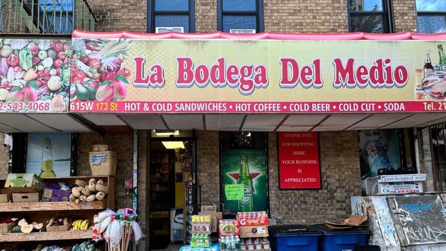 El alcalde de Nueva York, Zohran Mamdani, anunció que los cinco supermercados municipales que estarán en funcionamiento antes de 2029 ofrecerán un 30 % de descuento en productos de la canasta básica para todos los consumidores, sin importar su nivel de ingresos, como parte de un plan para combatir el alto costo de los alimentos. Según explicó el alcalde, la medida permitirá un ahorro estimado de 90 dólares mensuales, equivalente a unos 1,000 dólares al año por familia. Los establecimientos venderán frutas, vegetales, carnes, mariscos, lácteos y otros productos esenciales a precios reducidos. El primer supermercado abrirá a finales de 2027 en Hunts Point, El Bronx, seguido por otro en La Marqueta, en Harlem. Los restantes estarán ubicados en Brooklyn, Queens y Staten Island, aunque sus localizaciones aún no han sido definidas. El proyecto, valorado en 70 millones de dólares, forma parte del plan "NYC Groceries: Una receta para la asequibilidad", con el que la administración municipal busca facilitar el acceso a alimentos a precios más bajos. La ciudad establecerá los estándares y supervisará el funcionamiento de los supermercados, mientras que operadores privados se encargarán de su administración. La iniciativa ha generado rechazo entre propietarios de bodegas y pequeños comercios, quienes advierten que no podrán competir con los precios subsidiados y consideran injusto que se utilicen recursos públicos para crear negocios que rivalicen con el sector privado. Mamdani defendió la propuesta al señalar que casi el 80 % de los neoyorquinos manifiestan preocupación por el incremento del costo de los alimentos y aseguró que ningún residente debería tener dificultades para alimentar a su familia en una de las ciudades más ricas del mundo.