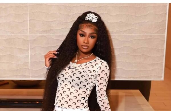 La influencer y creadora de contenido Brianna Johnson, conocida en redes sociales como “ItGirlBri” o “DreamDoll Bri”, murió a los 21 años tras resultar gravemente herida en un tiroteo ocurrido la madrugada del domingo 5 de julio en Miramar, Florida, informaron las autoridades locales. El ataque El hecho se produjo cuando Johnson abandonaba una reunión en un apartamento turístico y viajaba a bordo de un Lamborghini SUV junto a dos hombres. De acuerdo con la investigación preliminar, un BMW blanco se acercó al vehículo y abrió fuego en múltiples ocasiones. A pesar de los disparos, el conductor del Lamborghini continuó avanzando varios metros hasta perder el control del automóvil, que atravesó una señal de alto y terminó impactando contra una vivienda. El accidente activó automáticamente el sistema de emergencia del vehículo, lo que permitió una rápida respuesta de la Policía. El momento del choque también quedó registrado por una cámara de seguridad instalada en una residencia cercana. Investigación policial El jefe de la Policía de Miramar, Delrish Moss, informó que las evidencias apuntaban a que el ataque fue dirigido específicamente contra los ocupantes del vehículo, por lo que las autoridades descartaron, por el momento, una amenaza general para la comunidad. Los investigadores trabajan para determinar si los responsables siguieron el automóvil desde el lugar de la fiesta. Hasta ahora no se han realizado arrestos y la identidad de los atacantes continúa siendo desconocida. Impacto en redes sociales La muerte de Johnson causó conmoción entre sus seguidores y la comunidad digital. La joven había construido una sólida presencia en redes sociales, con más de 365,000 seguidores en TikTok y cerca de 80,000 en Instagram. Su popularidad creció gracias a publicaciones sobre estilo de vida y entretenimiento, así como por la difusión viral de su tema “Bend Ova”, que impulsó su reconocimiento en plataformas digitales. Reacciones Mientras la investigación continúa, familiares, amigos y seguidores inundaron las redes sociales con mensajes de despedida y condolencias, recordando a Brianna por su carisma y el impacto que logró entre miles de jóvenes. “Yo lo que le digo a nuestros hermanos es que no perdamos la fe, estamos aplicando todo el esfuerzo necesario”, expresó un rescatista en otro contexto de tragedia, frase que muchos usuarios retomaron para acompañar sus mensajes de apoyo a la familia de la influencer.