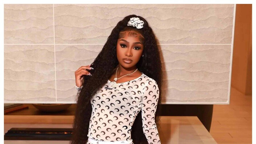 La influencer y creadora de contenido Brianna Johnson, conocida en redes sociales como “ItGirlBri” o “DreamDoll Bri”, murió a los 21 años tras resultar gravemente herida en un tiroteo ocurrido la madrugada del domingo 5 de julio en Miramar, Florida, informaron las autoridades locales. El ataque El hecho se produjo cuando Johnson abandonaba una reunión en un apartamento turístico y viajaba a bordo de un Lamborghini SUV junto a dos hombres. De acuerdo con la investigación preliminar, un BMW blanco se acercó al vehículo y abrió fuego en múltiples ocasiones. A pesar de los disparos, el conductor del Lamborghini continuó avanzando varios metros hasta perder el control del automóvil, que atravesó una señal de alto y terminó impactando contra una vivienda. El accidente activó automáticamente el sistema de emergencia del vehículo, lo que permitió una rápida respuesta de la Policía. El momento del choque también quedó registrado por una cámara de seguridad instalada en una residencia cercana. Investigación policial El jefe de la Policía de Miramar, Delrish Moss, informó que las evidencias apuntaban a que el ataque fue dirigido específicamente contra los ocupantes del vehículo, por lo que las autoridades descartaron, por el momento, una amenaza general para la comunidad. Los investigadores trabajan para determinar si los responsables siguieron el automóvil desde el lugar de la fiesta. Hasta ahora no se han realizado arrestos y la identidad de los atacantes continúa siendo desconocida. Impacto en redes sociales La muerte de Johnson causó conmoción entre sus seguidores y la comunidad digital. La joven había construido una sólida presencia en redes sociales, con más de 365,000 seguidores en TikTok y cerca de 80,000 en Instagram. Su popularidad creció gracias a publicaciones sobre estilo de vida y entretenimiento, así como por la difusión viral de su tema “Bend Ova”, que impulsó su reconocimiento en plataformas digitales. Reacciones Mientras la investigación continúa, familiares, amigos y seguidores inundaron las redes sociales con mensajes de despedida y condolencias, recordando a Brianna por su carisma y el impacto que logró entre miles de jóvenes. “Yo lo que le digo a nuestros hermanos es que no perdamos la fe, estamos aplicando todo el esfuerzo necesario”, expresó un rescatista en otro contexto de tragedia, frase que muchos usuarios retomaron para acompañar sus mensajes de apoyo a la familia de la influencer.