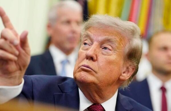 El presidente de Estados Unidos, Donald Trump, reconoció este lunes que mantiene "pequeñas diferencias" con el primer ministro de Israel, Benjamín Netanyahu, respecto a la estrategia sobre la guerra con Irán, aunque aseguró que ambos gobiernos continúan alineados en la mayoría de sus posiciones. Las declaraciones fueron ofrecidas a bordo del Air Force One, mientras Trump se dirigía a Míchigan, un día antes de recibir a Netanyahu en Washington. "Tenemos pequeñas diferencias, pero estamos bastante cerca", afirmó el mandatario estadounidense. Trump busca alcanzar un acuerdo con Teherán que permita poner fin al conflicto con Irán, mientras que Netanyahu mantiene reservas sobre un eventual pacto, al considerar que podría fortalecer a la República Islámica, principal rival de Israel en la región. La reunión entre ambos líderes se producirá tras la ofensiva militar conjunta lanzada por Estados Unidos e Israel el pasado 28 de febrero contra Irán, operación que no logró derrocar al régimen iraní y que, según analistas, ha generado diferencias entre ambos aliados sobre el rumbo del conflicto. Netanyahu viajó este lunes a Estados Unidos para asistir al funeral del senador republicano Lindsey Graham y sostener su octavo encuentro con Trump desde el regreso del presidente estadounidense a la Casa Blanca en enero de 2025. La última reunión entre ambos se celebró en febrero en el Despacho Oval, donde el mandatario israelí consiguió el respaldo de Washington para la ofensiva militar contra Irán.