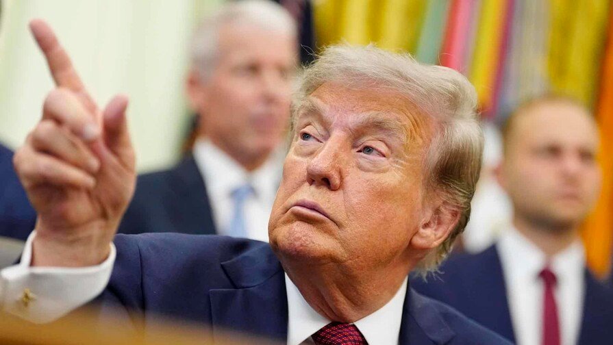 El presidente de Estados Unidos, Donald Trump, reconoció este lunes que mantiene "pequeñas diferencias" con el primer ministro de Israel, Benjamín Netanyahu, respecto a la estrategia sobre la guerra con Irán, aunque aseguró que ambos gobiernos continúan alineados en la mayoría de sus posiciones. Las declaraciones fueron ofrecidas a bordo del Air Force One, mientras Trump se dirigía a Míchigan, un día antes de recibir a Netanyahu en Washington. "Tenemos pequeñas diferencias, pero estamos bastante cerca", afirmó el mandatario estadounidense. Trump busca alcanzar un acuerdo con Teherán que permita poner fin al conflicto con Irán, mientras que Netanyahu mantiene reservas sobre un eventual pacto, al considerar que podría fortalecer a la República Islámica, principal rival de Israel en la región. La reunión entre ambos líderes se producirá tras la ofensiva militar conjunta lanzada por Estados Unidos e Israel el pasado 28 de febrero contra Irán, operación que no logró derrocar al régimen iraní y que, según analistas, ha generado diferencias entre ambos aliados sobre el rumbo del conflicto. Netanyahu viajó este lunes a Estados Unidos para asistir al funeral del senador republicano Lindsey Graham y sostener su octavo encuentro con Trump desde el regreso del presidente estadounidense a la Casa Blanca en enero de 2025. La última reunión entre ambos se celebró en febrero en el Despacho Oval, donde el mandatario israelí consiguió el respaldo de Washington para la ofensiva militar contra Irán.