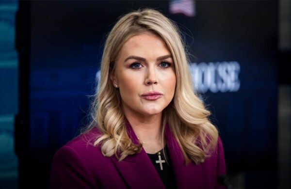 La Casa Blanca negó este jueves que el primer ministro de Israel, Benjamín Netanyahu, haya solicitado al presidente de Estados Unidos, Donald Trump, condicionar el futuro acuerdo nuclear con Arabia Saudí a la normalización de relaciones entre Riad e Israel mediante los Acuerdos de Abraham. La aclaración fue ofrecida por la portavoz presidencial, Karoline Leavitt, luego de que Trump reiterara que el pacto en negociación con Arabia Saudí no permitirá el enriquecimiento de uranio y solo avanzará si el reino establece relaciones diplomáticas con Israel. Al ser consultada sobre una posible influencia de Netanyahu en esa decisión, Leavitt respondió que no tiene conocimiento de ello y aseguró que la determinación corresponde exclusivamente al mandatario estadounidense. La portavoz indicó además que desconoce si Trump ha conversado recientemente con el príncipe heredero saudí, Mohamed bin Salmán, tras sus declaraciones sobre la normalización, aunque afirmó que Washington continuará las negociaciones con Arabia Saudí para concretar el acuerdo. El convenio, que deberá ser ratificado por el Congreso de Estados Unidos, se negocia en medio de las tensiones regionales con Irán y de los esfuerzos de la Administración Trump por limitar el programa nuclear iraní. Mientras tanto, Netanyahu calificó una eventual normalización entre Arabia Saudí e Israel como un "avance histórico para la paz en Oriente Medio". Sin embargo, el gobierno saudí mantiene que solo dará ese paso cuando exista un camino creíble hacia la creación de un Estado palestino. En ese contexto, Trump también advirtió que Estados Unidos responderá con un "fuerte castigo militar" contra Irán y los hutíes de Yemen si continúan los ataques contra embarcaciones saudíes en el mar Rojo.