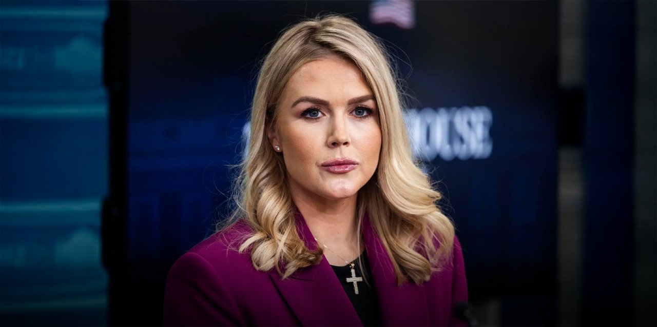 La Casa Blanca negó este jueves que el primer ministro de Israel, Benjamín Netanyahu, haya solicitado al presidente de Estados Unidos, Donald Trump, condicionar el futuro acuerdo nuclear con Arabia Saudí a la normalización de relaciones entre Riad e Israel mediante los Acuerdos de Abraham. La aclaración fue ofrecida por la portavoz presidencial, Karoline Leavitt, luego de que Trump reiterara que el pacto en negociación con Arabia Saudí no permitirá el enriquecimiento de uranio y solo avanzará si el reino establece relaciones diplomáticas con Israel. Al ser consultada sobre una posible influencia de Netanyahu en esa decisión, Leavitt respondió que no tiene conocimiento de ello y aseguró que la determinación corresponde exclusivamente al mandatario estadounidense. La portavoz indicó además que desconoce si Trump ha conversado recientemente con el príncipe heredero saudí, Mohamed bin Salmán, tras sus declaraciones sobre la normalización, aunque afirmó que Washington continuará las negociaciones con Arabia Saudí para concretar el acuerdo. El convenio, que deberá ser ratificado por el Congreso de Estados Unidos, se negocia en medio de las tensiones regionales con Irán y de los esfuerzos de la Administración Trump por limitar el programa nuclear iraní. Mientras tanto, Netanyahu calificó una eventual normalización entre Arabia Saudí e Israel como un "avance histórico para la paz en Oriente Medio". Sin embargo, el gobierno saudí mantiene que solo dará ese paso cuando exista un camino creíble hacia la creación de un Estado palestino. En ese contexto, Trump también advirtió que Estados Unidos responderá con un "fuerte castigo militar" contra Irán y los hutíes de Yemen si continúan los ataques contra embarcaciones saudíes en el mar Rojo.