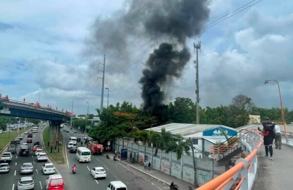 Bomberos sofocan incendio de gomas en solar de la Kennedy