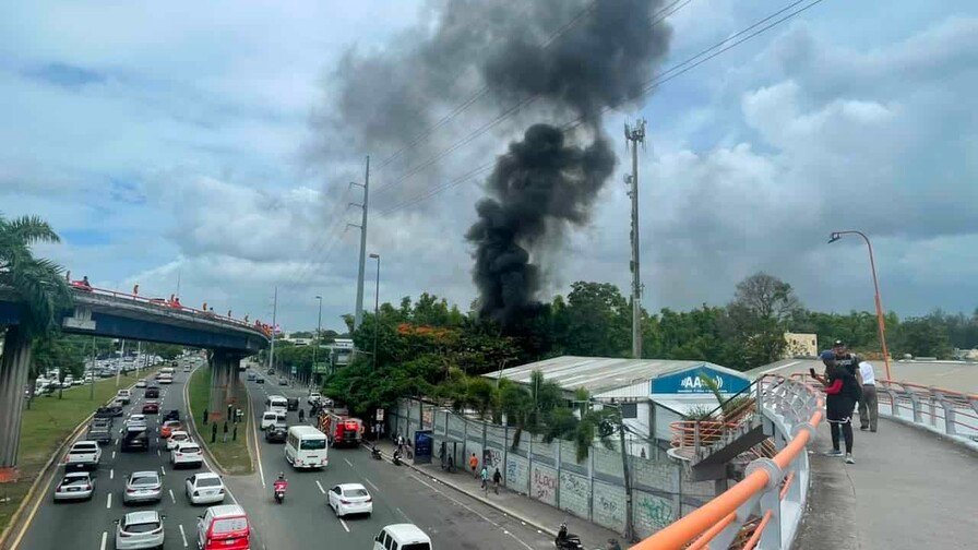 Bomberos sofocan incendio de gomas en solar de la Kennedy