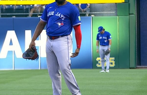 Vladimir Guerrero Jr. fuera por rigidez en la corva